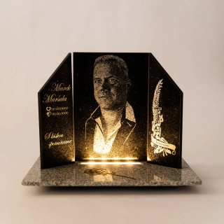 Žulový svetelný portrét 37cm na podstavci - osvetlený s fotografiou